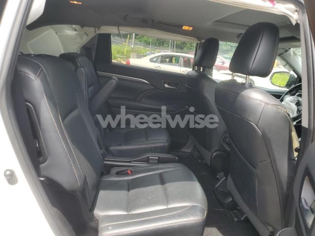 Photo 6 of 2019 TOYOTA HIGHLANDER LIMITED (VIN 5TDDZRFH3KS743258)