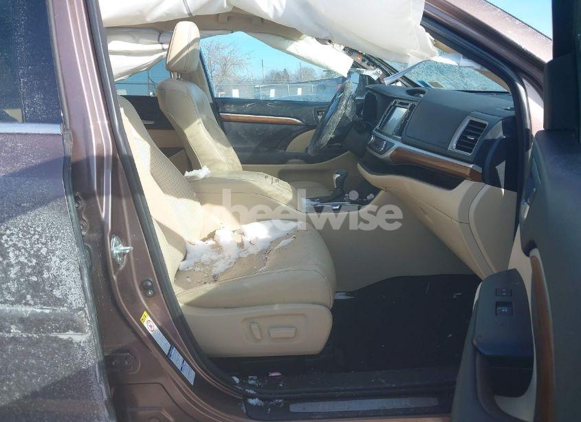 Photo 5 of 2017 Toyota Highlander LIMITED PLATINUM (VIN 5TDDZRFH4HS381370)