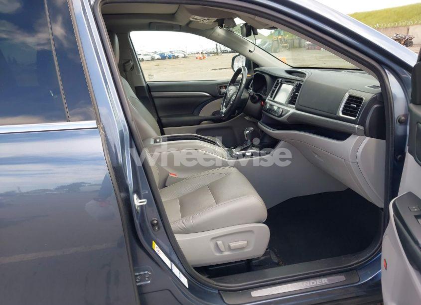 Photo 5 of 2017 Toyota Highlander LIMITED PLATINUM (VIN 5TDDZRFH4HS405960)