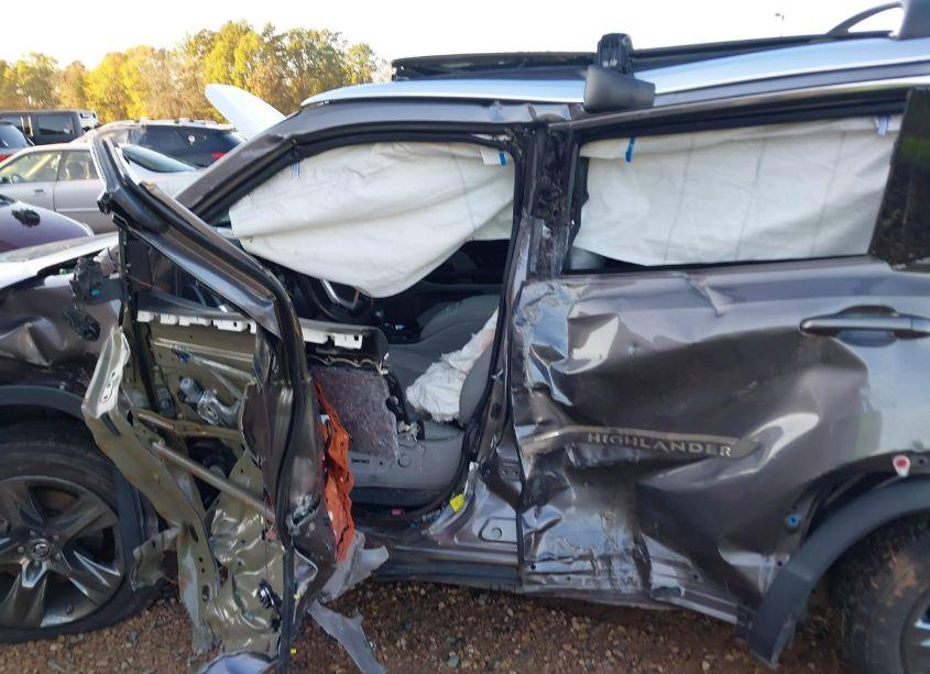 Photo 17 of 2017 Toyota Highlander LIMITED PLATINUM (VIN 5TDDZRFH5HS382740)