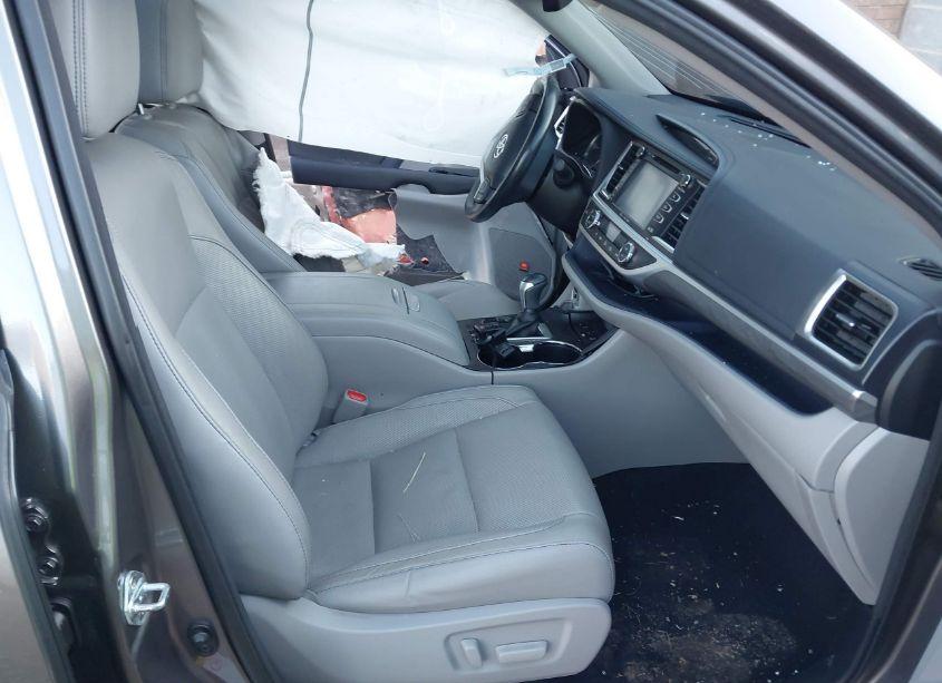 Photo 5 of 2017 Toyota Highlander LIMITED PLATINUM (VIN 5TDDZRFH5HS382740)