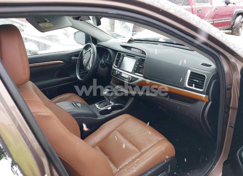 Photo 5 of 2018 Toyota Highlander LIMITED (VIN 5TDDZRFH5JS803250)