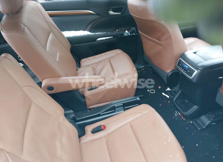 Photo 8 of 2018 Toyota Highlander LIMITED (VIN 5TDDZRFH5JS803250)