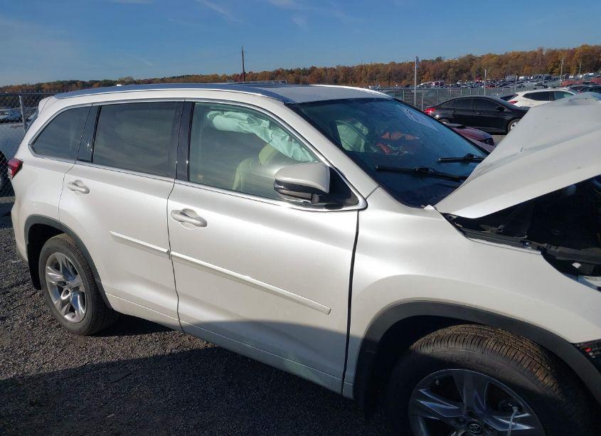 Photo 13 of 2018 Toyota Highlander LIMITED (VIN 5TDDZRFH5JS819951)