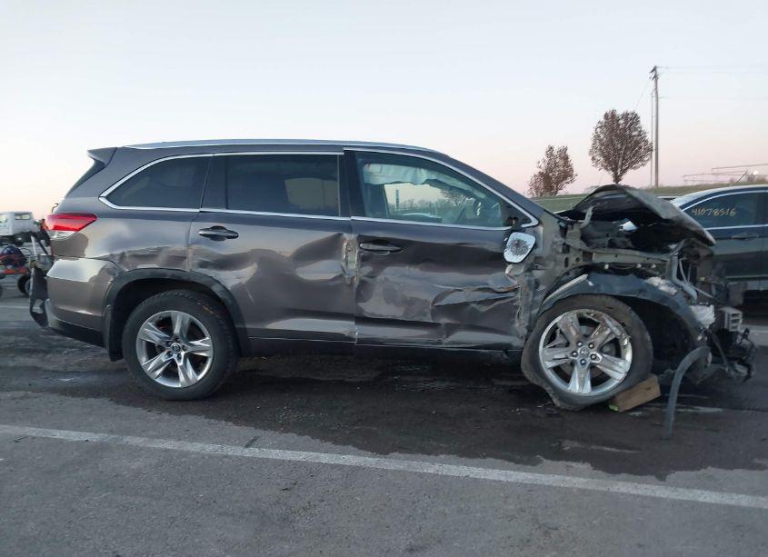 Photo 14 of 2017 Toyota Highlander LIMITED (VIN 5TDDZRFH6HS390443)