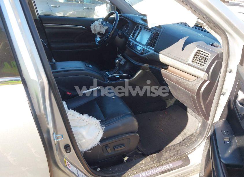 Photo 5 of 2018 Toyota Highlander LIMITED PLATINUM (VIN 5TDDZRFH6JS827315)