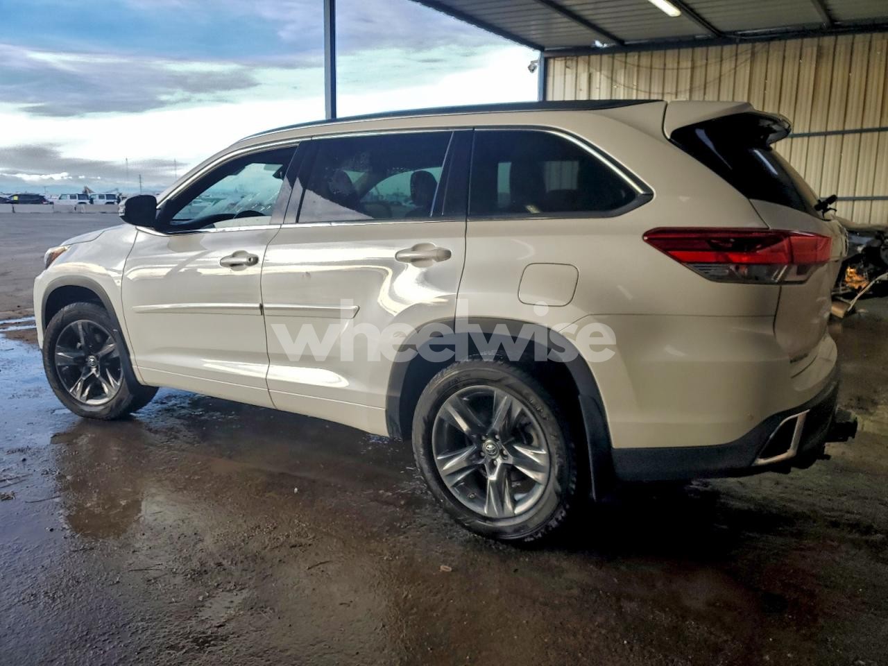 Photo 2 of 2018 TOYOTA HIGHLANDER LIMITED (VIN 5TDDZRFH6JS898918)