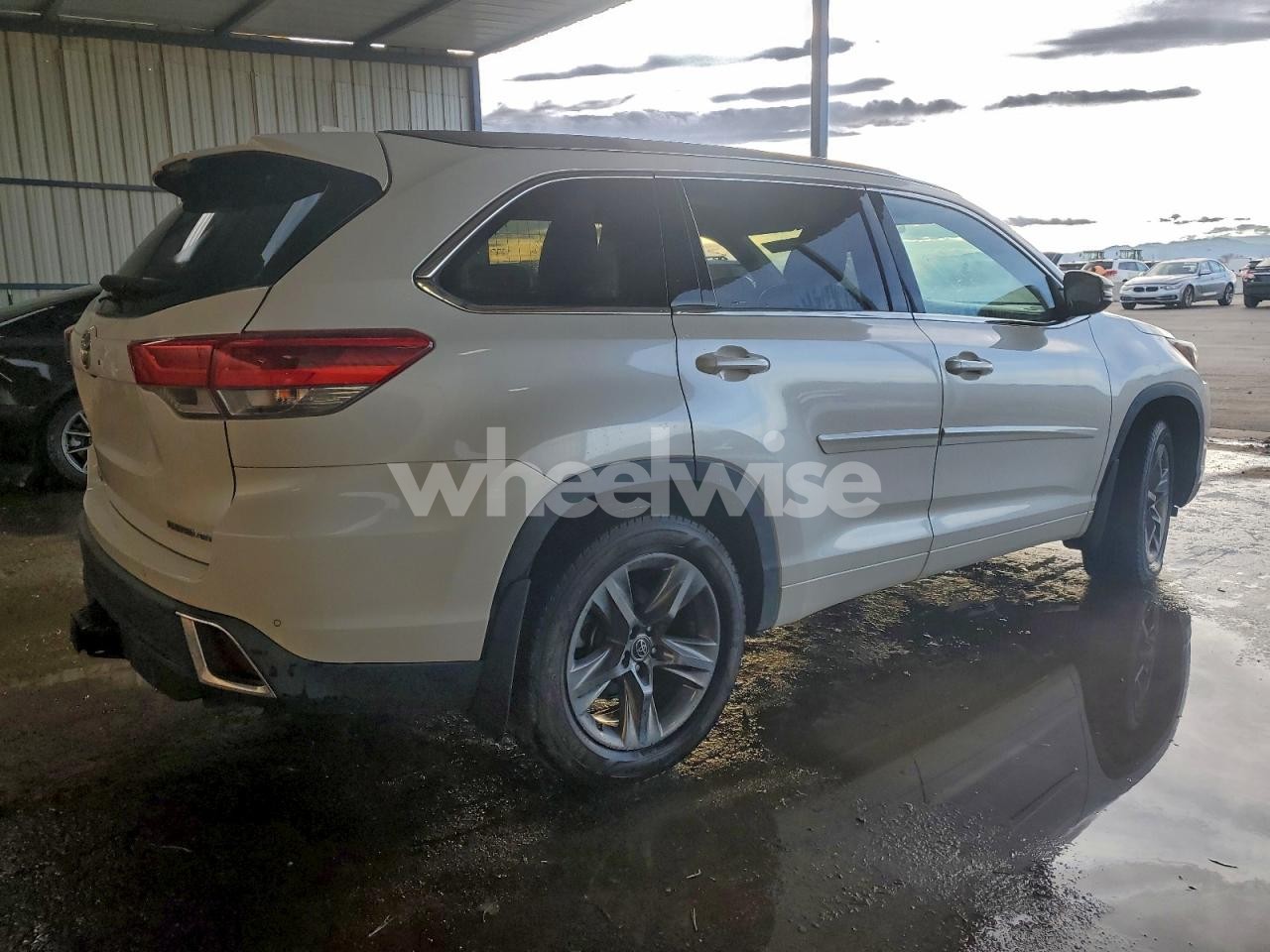 Photo 3 of 2018 TOYOTA HIGHLANDER LIMITED (VIN 5TDDZRFH6JS898918)