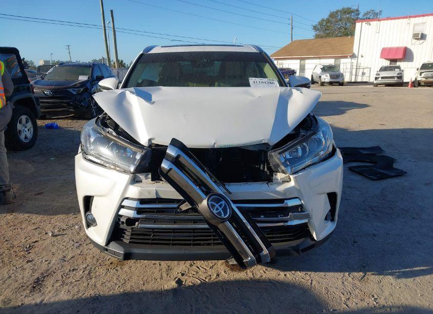 Photo 12 of 2017 Toyota Highlander LIMITED PLATINUM (VIN 5TDDZRFH7HS379242)