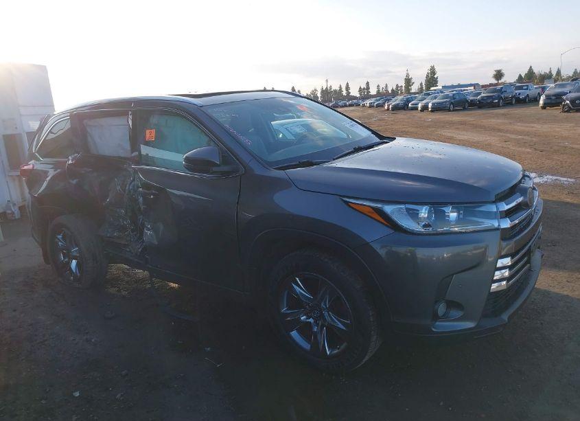 Photo 13 of 2018 Toyota Highlander LIMITED PLATINUM (VIN 5TDDZRFH7JS490525)