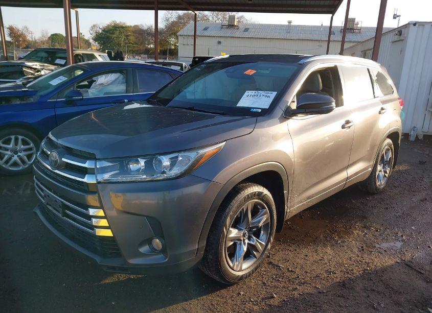 Photo 2 of 2018 Toyota Highlander LIMITED PLATINUM (VIN 5TDDZRFH7JS490525)