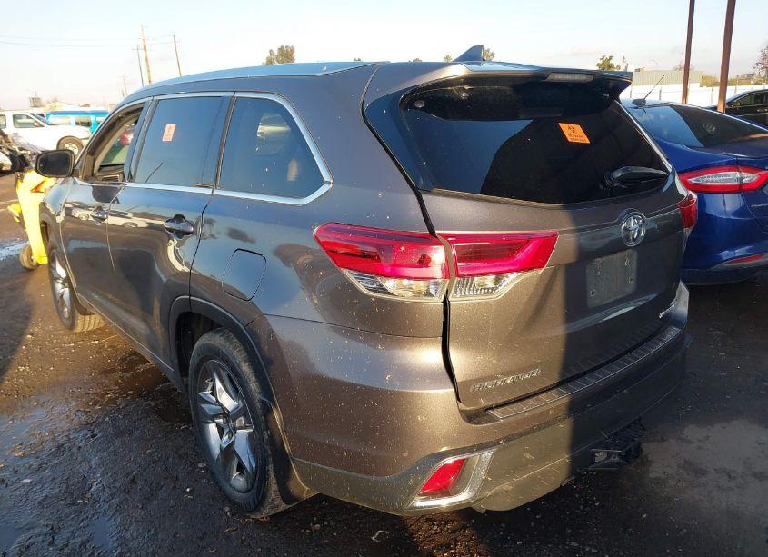 Photo 3 of 2018 Toyota Highlander LIMITED PLATINUM (VIN 5TDDZRFH7JS490525)