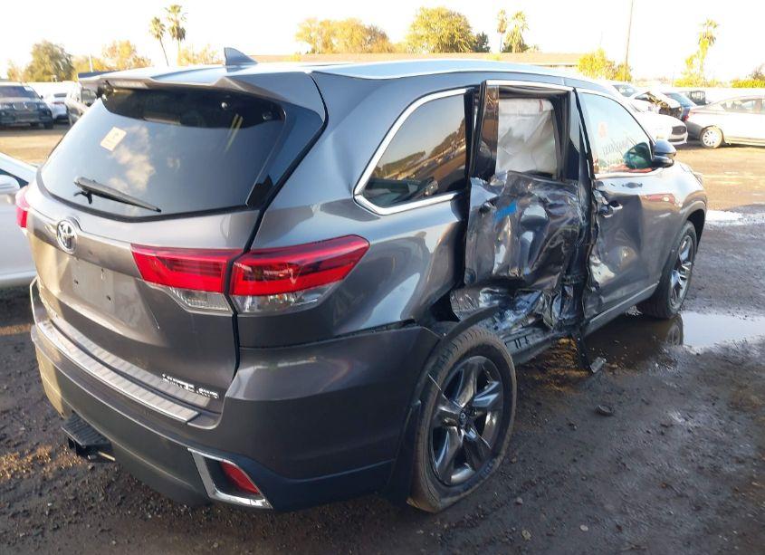 Photo 4 of 2018 Toyota Highlander LIMITED PLATINUM (VIN 5TDDZRFH7JS490525)