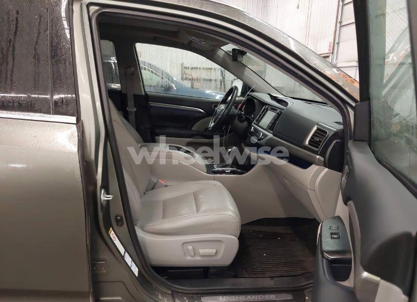 Photo 5 of 2018 Toyota Highlander LIMITED PLATINUM (VIN 5TDDZRFH8JS813447)