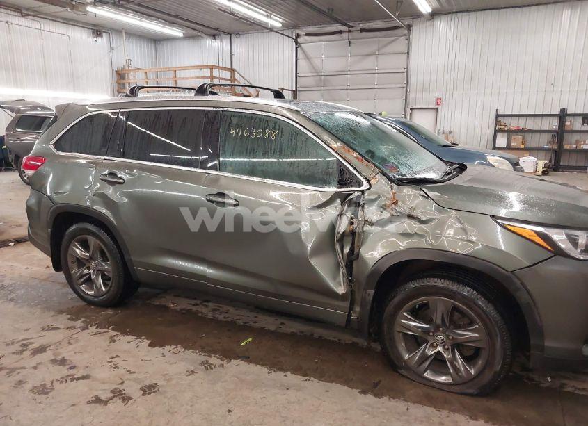 Photo 6 of 2018 Toyota Highlander LIMITED PLATINUM (VIN 5TDDZRFH8JS813447)