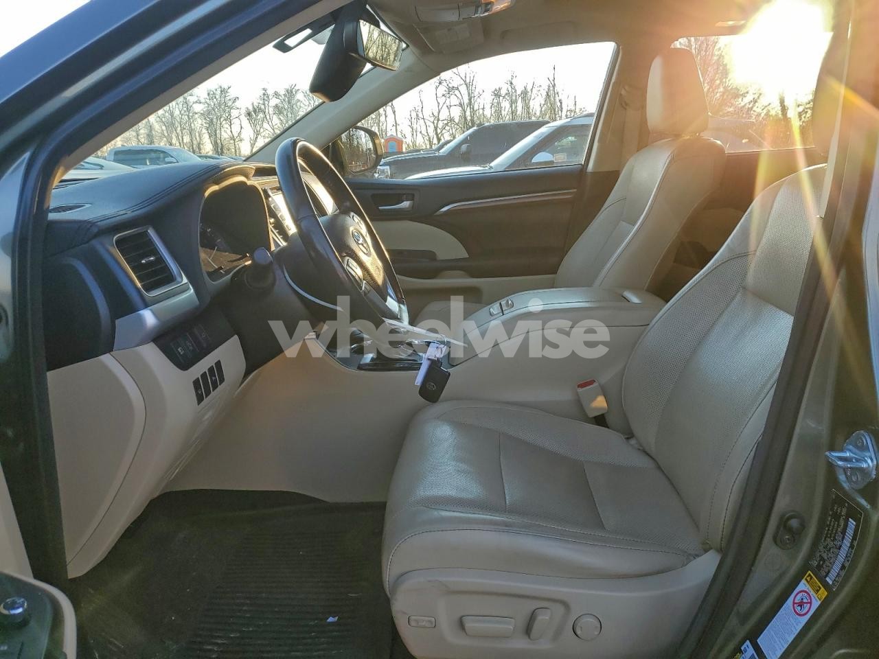 Photo 7 of 2017 TOYOTA HIGHLANDER LIMITED (VIN 5TDDZRFH9HS421846)