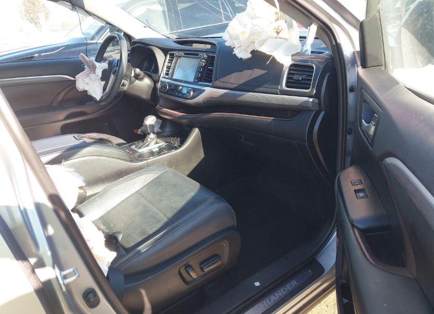 Photo 5 of 2019 Toyota Highlander LIMITED PLATINUM (VIN 5TDDZRFH9KS723435)