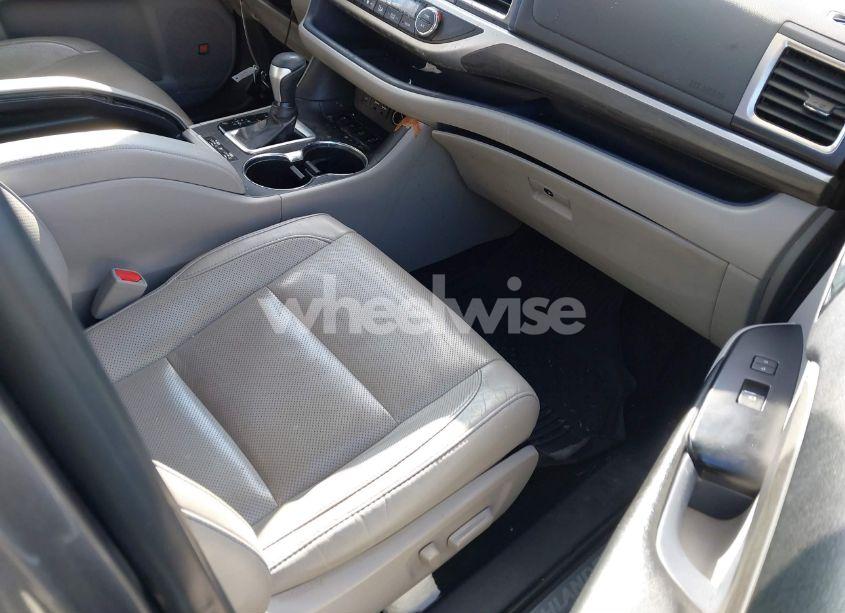 Photo 5 of 2019 Toyota Highlander LIMITED (VIN 5TDDZRFH9KS735262)