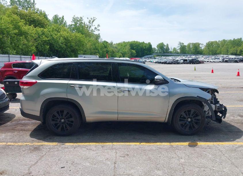 Photo 13 of 2017 Toyota Highlander LIMITED/LIMITED PLATINUM (VIN 5TDDZRFHXHS448196)