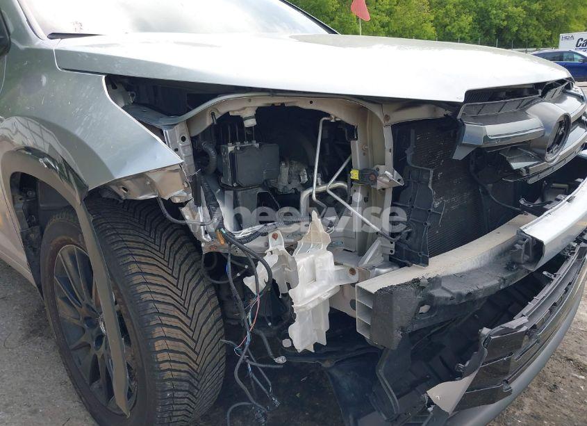 Photo 19 of 2017 Toyota Highlander LIMITED/LIMITED PLATINUM (VIN 5TDDZRFHXHS448196)