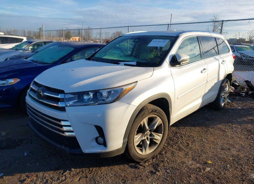 Photo 2 of 2018 Toyota Highlander LIMITED (VIN 5TDDZRFHXJS852511)
