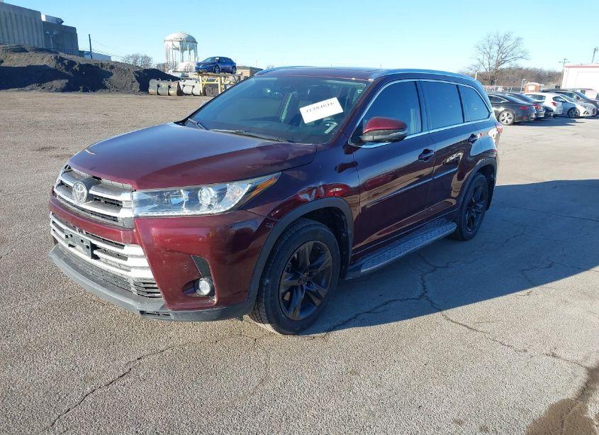 Photo 2 of 2019 Toyota Highlander LIMITED PLATINUM (VIN 5TDDZRFHXKS941528)