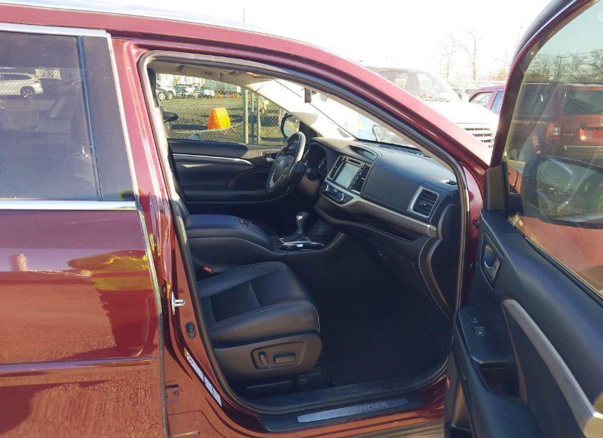 Photo 5 of 2019 Toyota Highlander LIMITED PLATINUM (VIN 5TDDZRFHXKS941528)