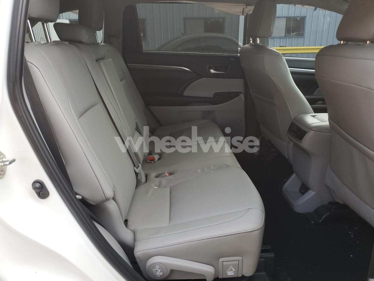 Photo 11 of 2019 TOYOTA HIGHLANDER LIMITED (VIN 5TDDZRFHXKS942047)