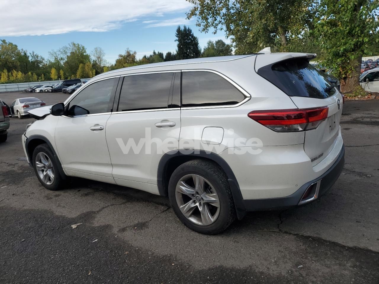 Photo 2 of 2019 TOYOTA HIGHLANDER LIMITED (VIN 5TDDZRFHXKS942047)