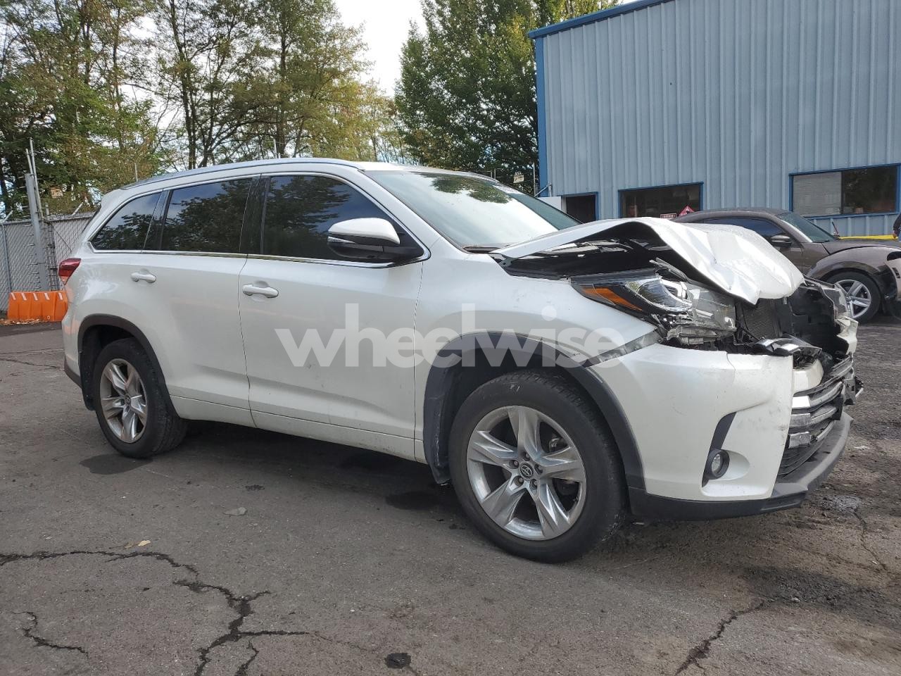 Photo 4 of 2019 TOYOTA HIGHLANDER LIMITED (VIN 5TDDZRFHXKS942047)