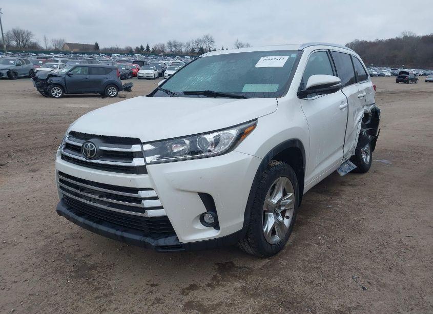 Photo 2 of 2019 Toyota Highlander LIMITED (VIN 5TDDZRFHXKS948589)