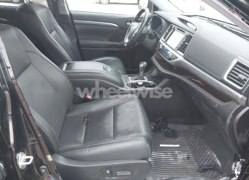 Photo 5 of 2019 Toyota Highlander LIMITED PLATINUM (VIN 5TDDZRFHXKS988526)