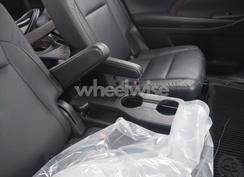 Photo 8 of 2019 Toyota Highlander LIMITED PLATINUM (VIN 5TDDZRFHXKS988526)