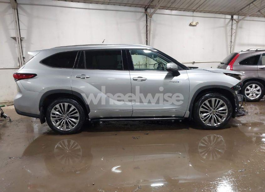 Photo 13 of 2021 Toyota Highlander HYBRID PLATINUM (VIN 5TDEBRCH0MS019446)