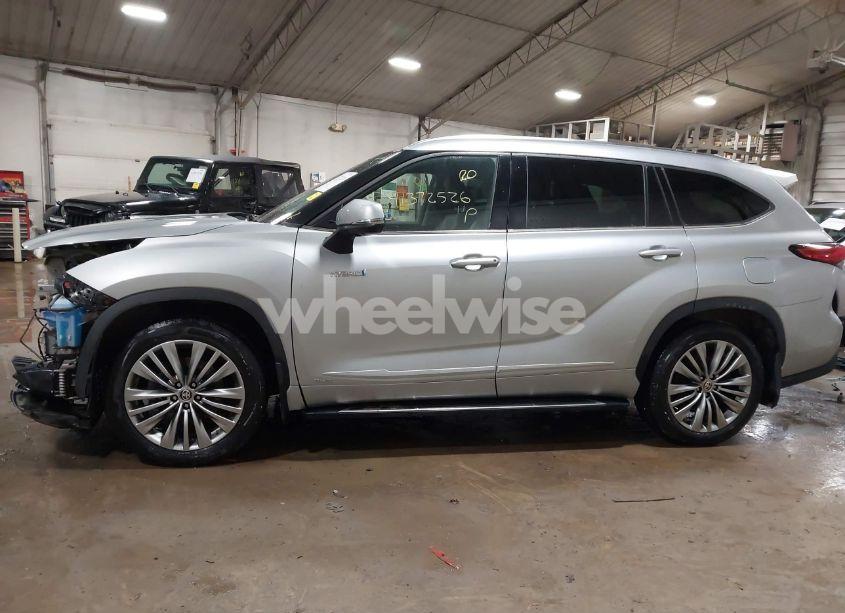 Photo 14 of 2021 Toyota Highlander HYBRID PLATINUM (VIN 5TDEBRCH0MS019446)