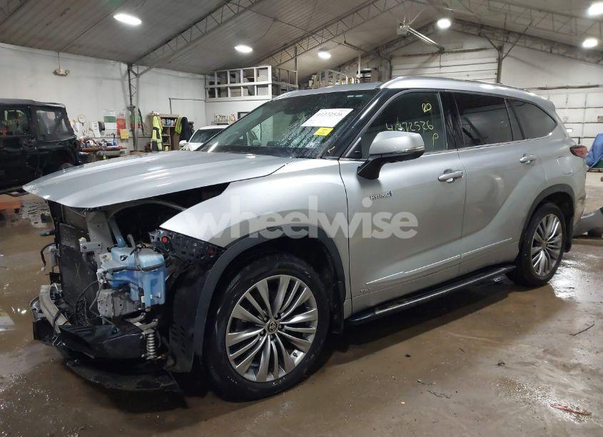 Photo 2 of 2021 Toyota Highlander HYBRID PLATINUM (VIN 5TDEBRCH0MS019446)