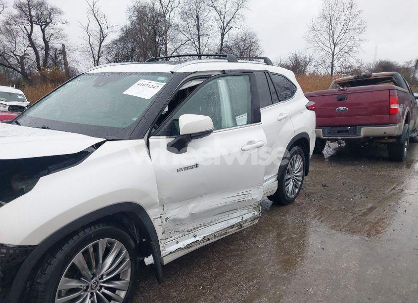 Photo 18 of 2021 Toyota Highlander HYBRID PLATINUM (VIN 5TDEBRCH0MS046324)