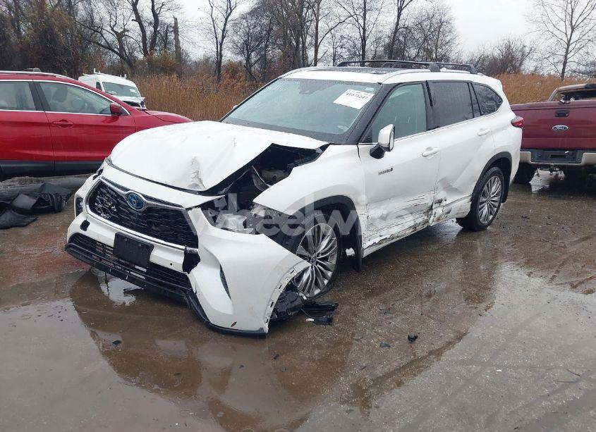 Photo 2 of 2021 Toyota Highlander HYBRID PLATINUM (VIN 5TDEBRCH0MS046324)