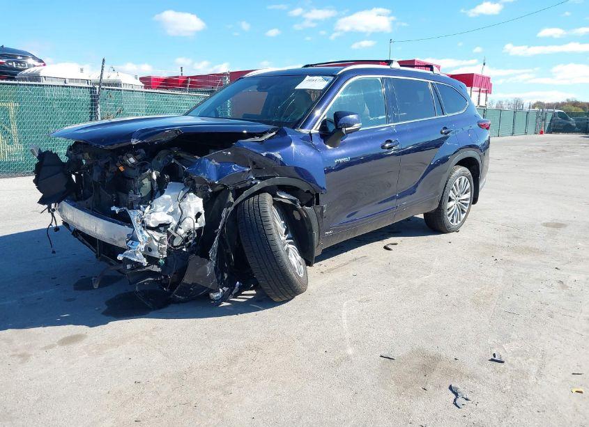 Photo 2 of 2021 Toyota Highlander HYBRID PLATINUM (VIN 5TDEBRCH1MS015793)