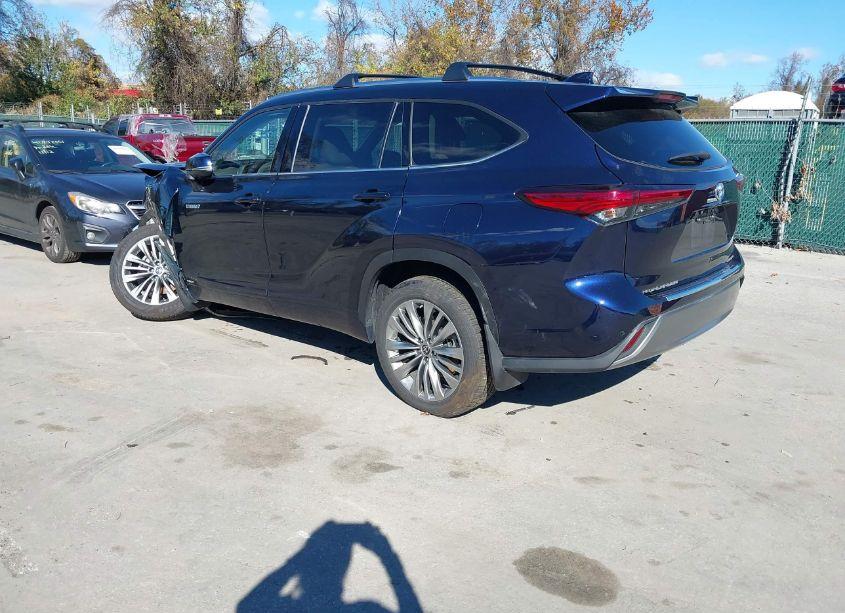 Photo 3 of 2021 Toyota Highlander HYBRID PLATINUM (VIN 5TDEBRCH1MS015793)