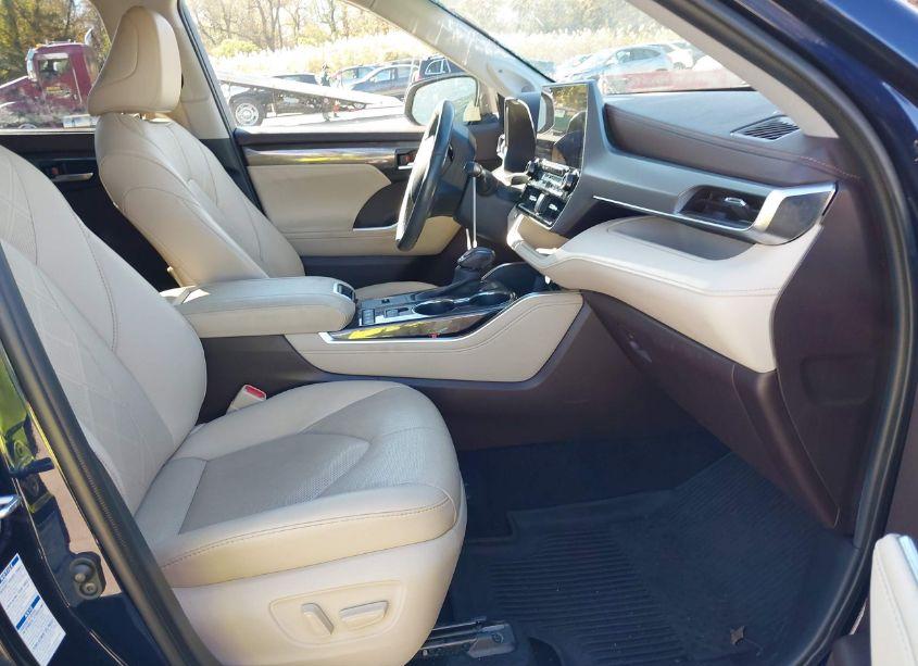 Photo 5 of 2021 Toyota Highlander HYBRID PLATINUM (VIN 5TDEBRCH1MS015793)