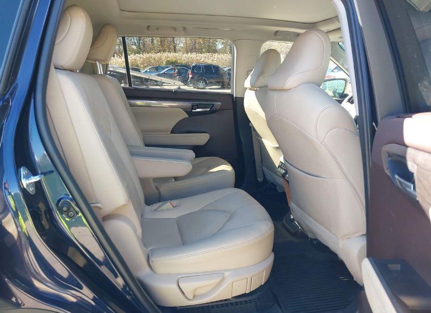 Photo 8 of 2021 Toyota Highlander HYBRID PLATINUM (VIN 5TDEBRCH1MS015793)
