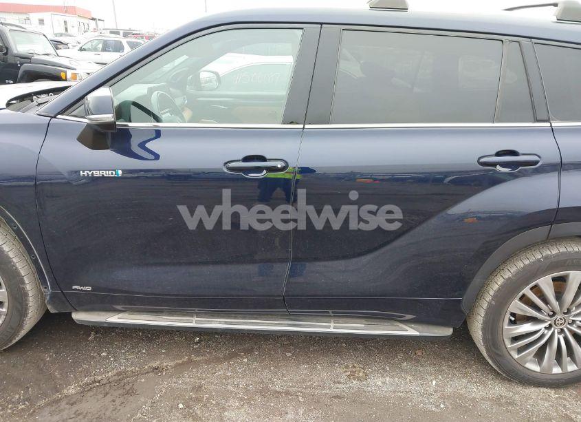 Photo 13 of 2021 Toyota Highlander HYBRID PLATINUM (VIN 5TDEBRCH1MS023098)