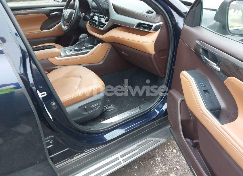 Photo 5 of 2021 Toyota Highlander HYBRID PLATINUM (VIN 5TDEBRCH1MS023098)