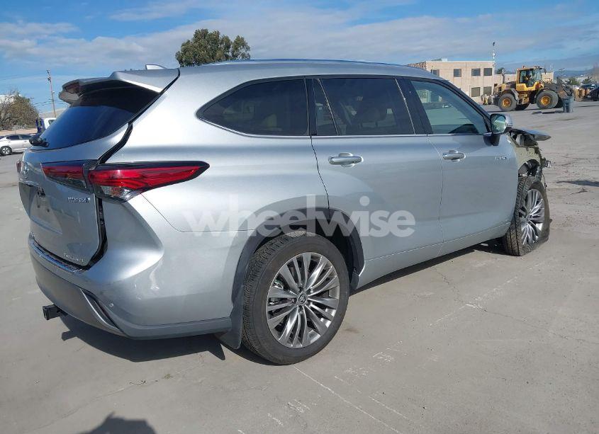 Photo 4 of 2021 Toyota Highlander HYBRID PLATINUM (VIN 5TDEBRCH3MS017352)