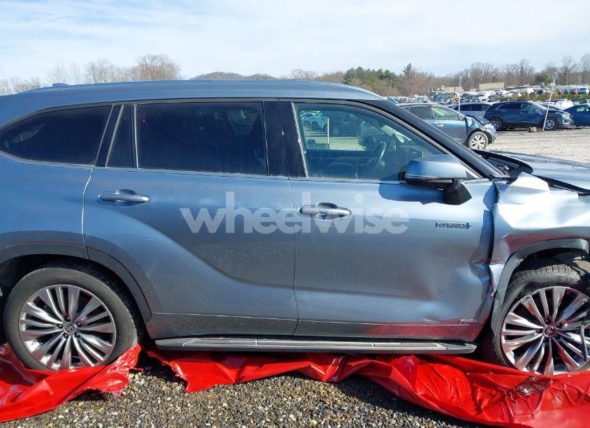 Photo 13 of 2021 Toyota Highlander HYBRID PLATINUM (VIN 5TDEBRCH4MS017859)