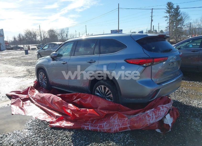 Photo 3 of 2021 Toyota Highlander HYBRID PLATINUM (VIN 5TDEBRCH4MS017859)
