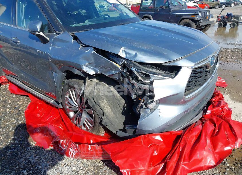 Photo 6 of 2021 Toyota Highlander HYBRID PLATINUM (VIN 5TDEBRCH4MS017859)