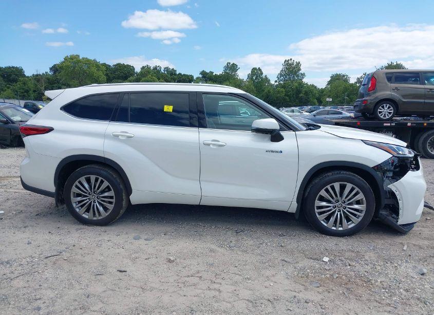 Photo 13 of 2021 Toyota Highlander HYBRID PLATINUM (VIN 5TDEBRCH5MS040891)