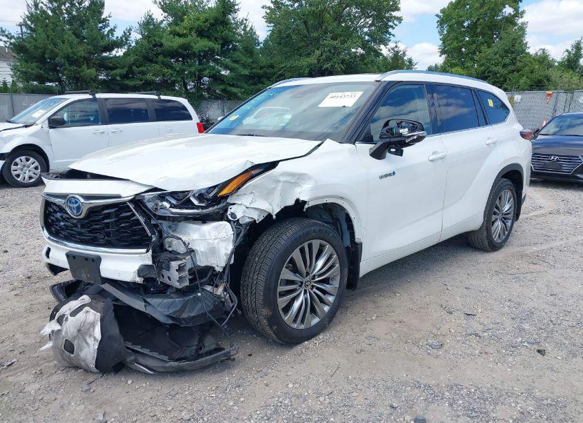 Photo 2 of 2021 Toyota Highlander HYBRID PLATINUM (VIN 5TDEBRCH5MS040891)